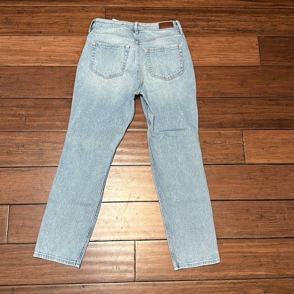 Hollister Ultra High-Rise Mom Jean - Picture 8 of 9